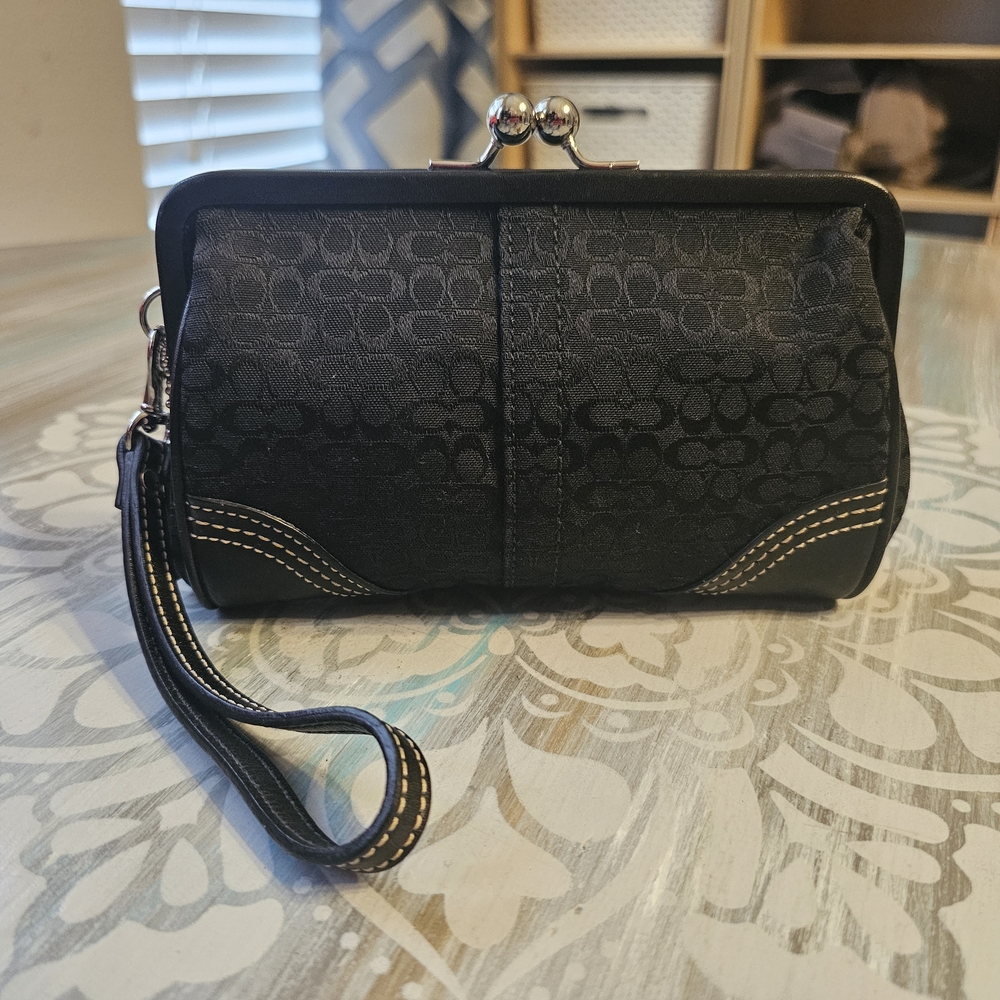COACH Vintage Kiss Lock Black Wristlet Clutch❣️💋